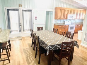 Bikini Top Dining area with breakfast bar to the left