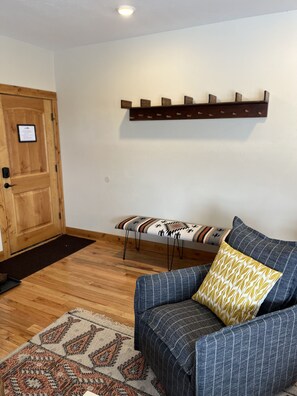 entry way with coat rack and bench
