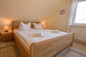 Schlafzimmer mit Doppelbett