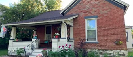 Home sweet home! Private fenced backyard, driveway parking