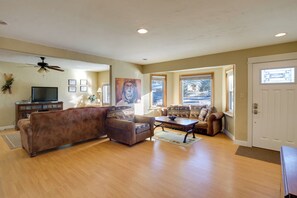 Living Room | Sleeper Sofa | Free WiFi (High Speed) | Smart TV w/ Cable