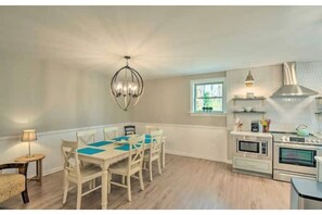 Kitchen eating area 