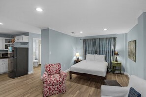 30A Blue Lake Cottage - 1st Floor Studio w/ Queen Bed