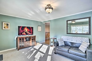 Living Room | Smart TV w/ Roku