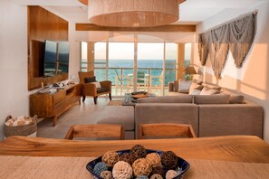 Walk into a space naturally lit with a sunny atmosphere, and spend every moment watching the vast ocean!