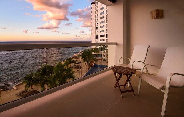 Share happy hour cocktails on our serene terrace for an unforgettable sunset plunging into the Caribbean Sea.