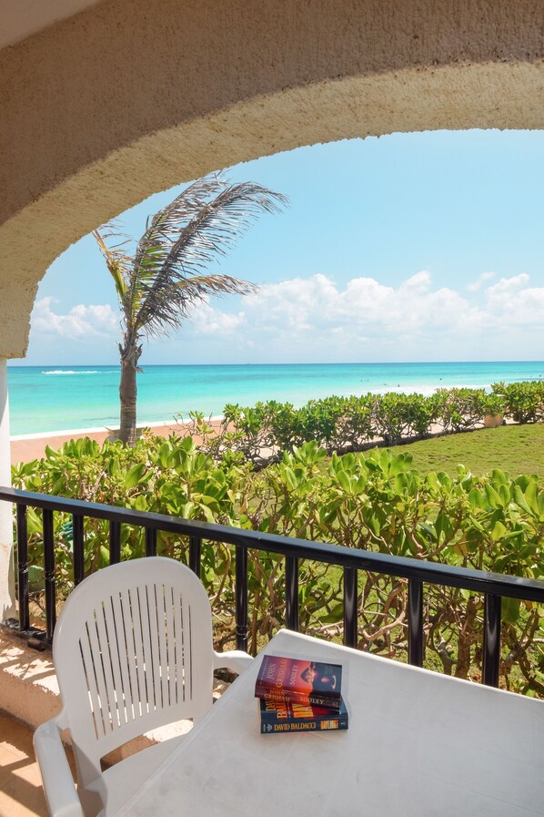 Welcome to our tropical gem! Wake up to turquoise and emerald views right from the privacy of your own patio.