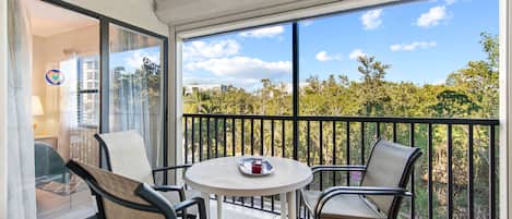 Welcome to Estero Cove 324 – Revel in the peace and intimacy of this charming two-bedroom, two-bathroom condo while staying conveniently close to the beach and everything Fort Myers has to offer.