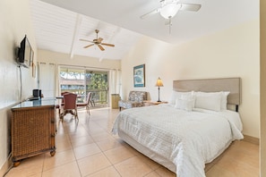Studio Layout - Queen-Size Bed