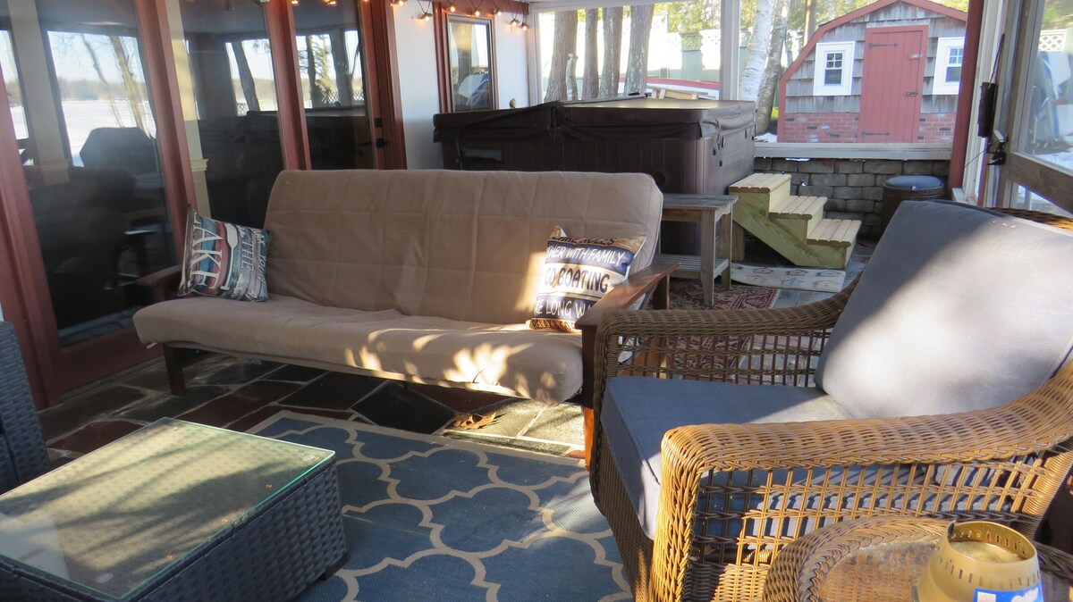 Charming and spacious lakefront home w/hot tub and pool table!