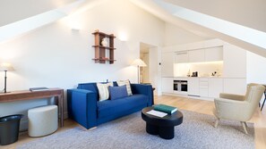Minimalist yet inviting—your home away from home in the heart of Lisbon.
#Portugal #Lisbon #AndoLiving #architecture #modern