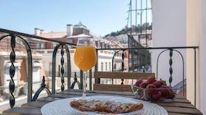 Golden hour, fresh flavors, and a postcard-perfect backdrop.
#Portugal #Lisbon #AndoLiving #brunch #travelgram