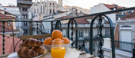 Enjoy a breakfast with a view of the Santa Justa Elevator and the Carmo Convent!