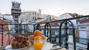 A breakfast with a view—start your day overlooking Lisbon’s historic skyline.
#Portugal #Lisbon #AndoLiving #cityviews #morningmood