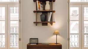 A warm blend of design and simplicity. This curated nook offers both charm and calm, perfect for low-key evenings or slow starts.
#MinimalMood #LisbonDesign #StayInStyle #Portugal #PT #LovelyStay