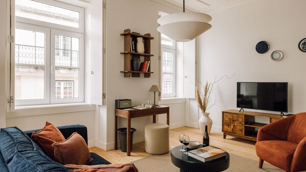 Sophisticated yet welcoming, this living area captures the essence of refined Lisbon living—bold art, plush seating, and modern serenity.
#TimelessInteriors #LisbonEscape #CuratedSpaces #Portugal #PT #LovelyStay