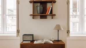 A warm blend of design and simplicity. This curated nook offers both charm and calm, perfect for low-key evenings or slow starts.
#MinimalMood #LisbonDesign #StayInStyle #Portugal #PT #LovelyStay