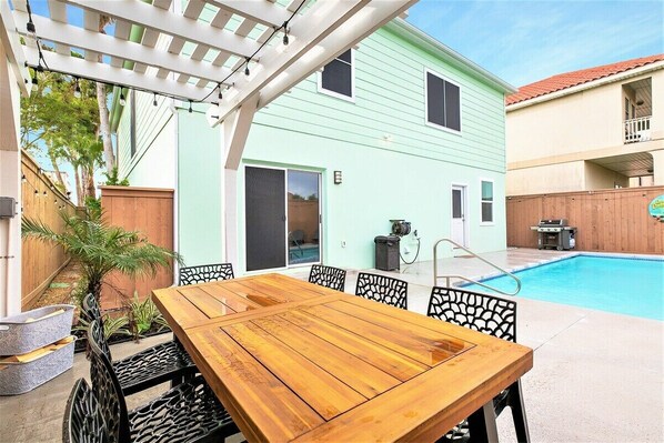 After a long day at the beach, the backyard pool area is serene, with crisp, clear water to give you a break from the salt and sand. Retreat to a hammock with a book, or fire up the gas grill for cocktails and dinner on the patio’s dinner table. And our fa