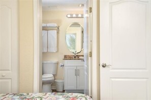 Master ensuite bathroom