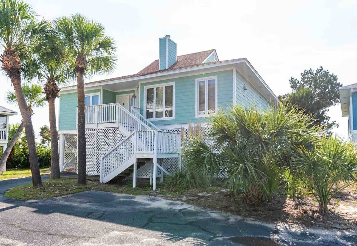 Bright & airy beach cottage, marsh & ocean views! Pool access