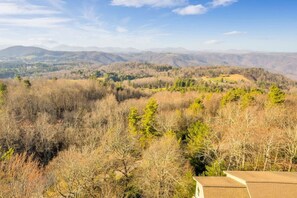 Large 9-bedroom house in the beautiful blue ridge mountains of Boone NC!