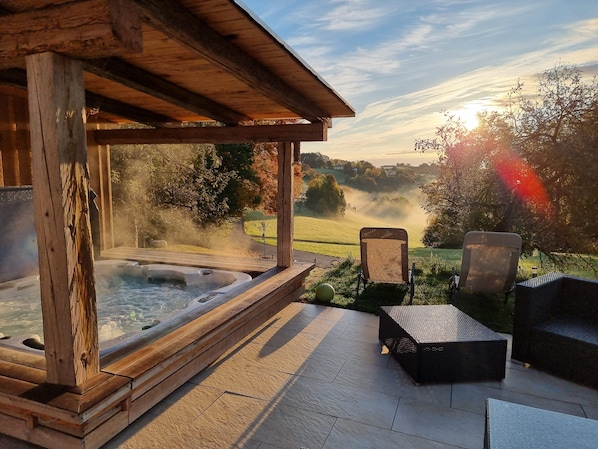Outdoor spa tub