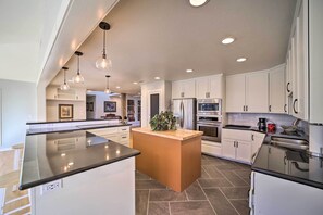 Kitchen | Fully Equipped w/ Cooking Basics