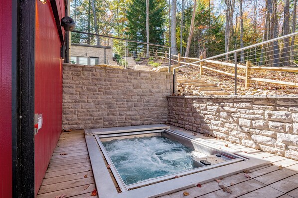 Outdoor spa tub