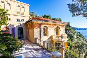 Splendid villa with sea view