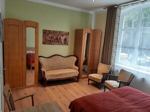 1. Schlafzimmer mit 2 Kleiderschränken, antikem Sofa und Metallbild 