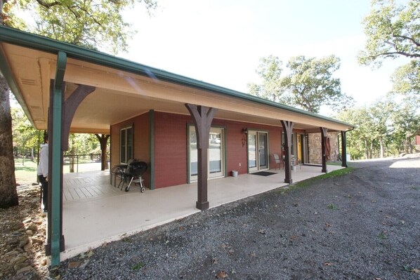 Cozy Turtle Cabin,covered deck