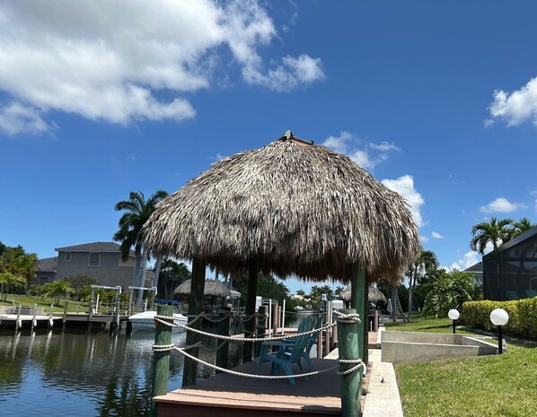 Enjoy a Drink under the Tiki Hut while watching Turtles and Fish.