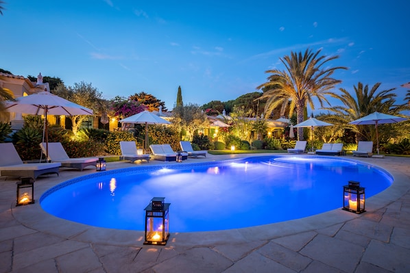 Piscina e Jardim Vila Balaia