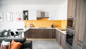 The fully equipped kitchen