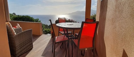 Terrasse vue sur les sanguinaires à 5 minutes de la plage à pied 