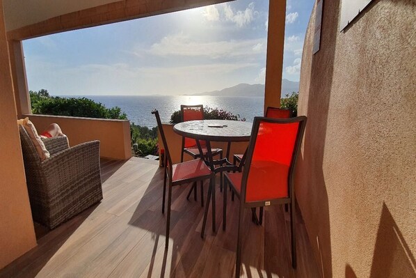 Terrasse vue sur les sanguinaires à 5 minutes de la plage à pied 