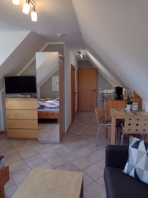 Links- Fernseher, Wäscheschrank u. Kleiderschrank mit Spiegel