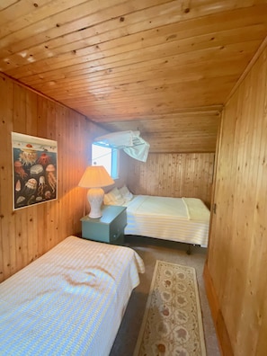 Guest cottage bed with full bath 