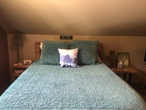 Queen size memory foam bed.  Super comfy!