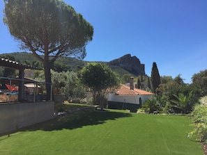 Grand jardin avec superbe vue - idéal pour buller avec ou sans enfants 