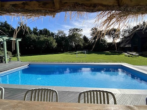 Swimming pool and Mahiki bar