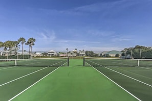 Tennis/ Pickleball courts, dont forget your rackets