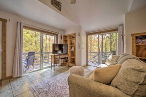 Living Room | Smart TV | Free WiFi | Queen Sleeper Sofa