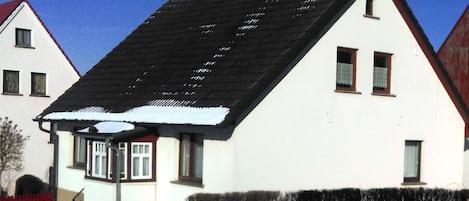 Ferienhaus mit Schnee