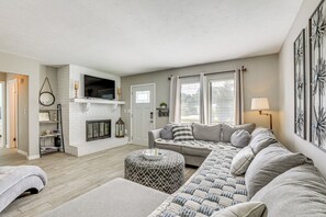 Living Room | Cable TV | Free WiFi | Fireplace Not Available