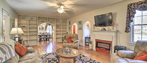 Hagerhill Vacation Rental | 3BR | 2BA | 5 Entry Steps | 4,100 Sq Ft