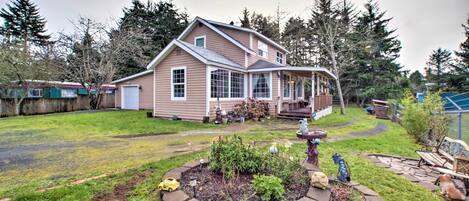 Coos Bay Vacation Rental | 3BR | 2BA | 2,096 Sq Ft | 3 Exterior Stairs Required