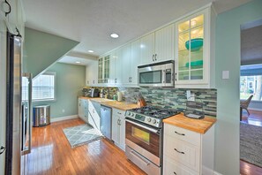 Kitchen | Keyless Entry | 1 Mile to Silver Beach