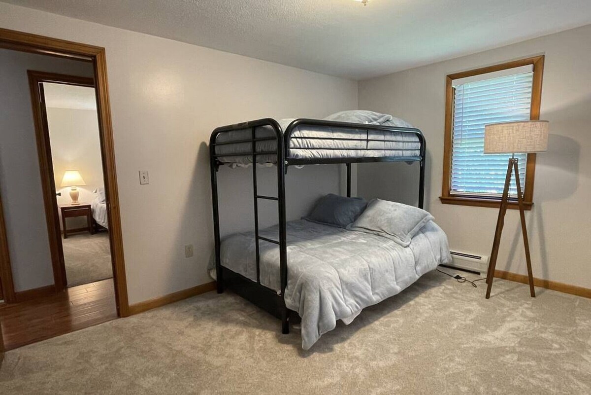 Spacious, Sunny Lake House. Close to ski trails.