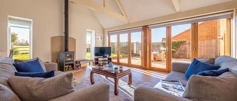 Saltings House: A sunny dual aspect sitting room